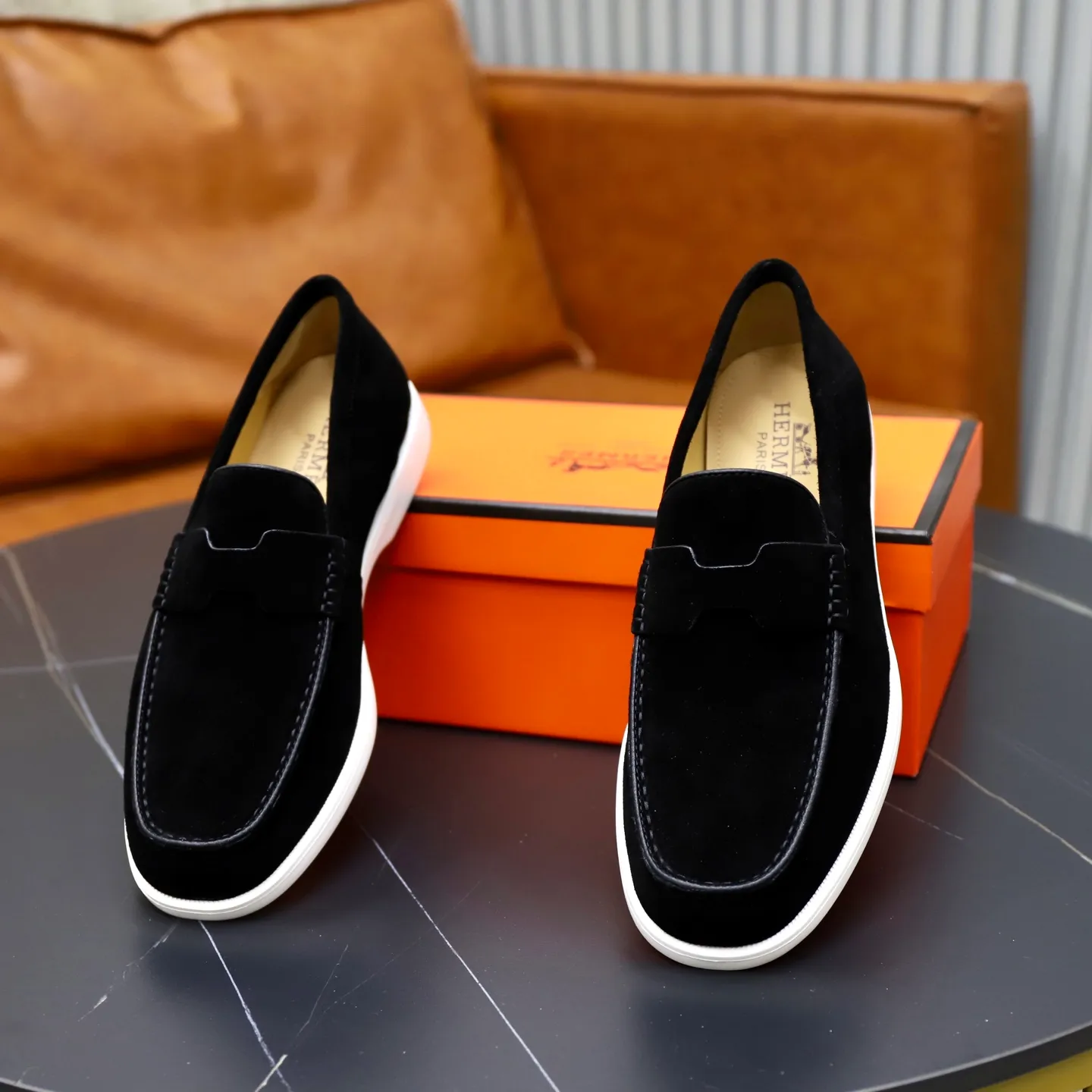 Ex-factory price: 540💰Hermès/Hermès slip-on men's shoes. This shoe is made of imported cow suede leather, with simple and smooth lines, and a 3CM rubber foam ultra-light sole combined with aerodynamic design! Youthful and fashionable, H button decoration, contrasting leather embellishment on the heel, calf lining to gently wrap your feet, with embossed logo cowhide feet, leather rock strips, casual and urban style, highlighting youthful vitality, sports and leisure version, super versatile Size number: 38-39-40-41-42-43-44 Standard leather shoe size (45 can be customized but does not support returns)